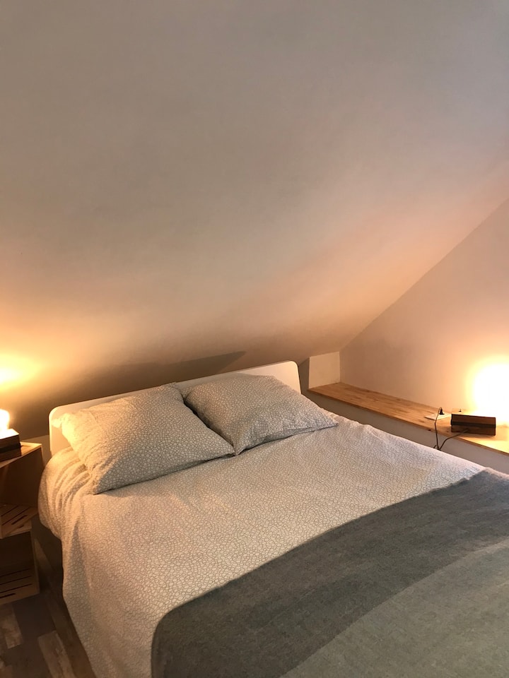 سرير مزدوج بغرفة نوم ثانية