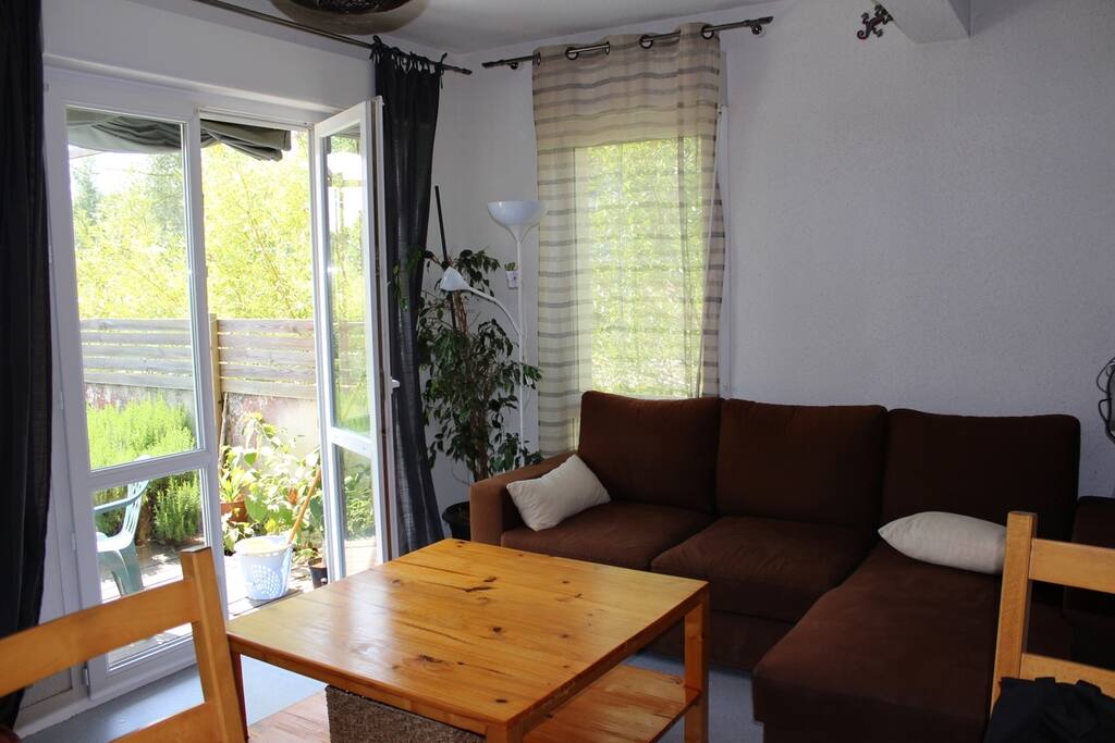 Salon lumineux. (living room )