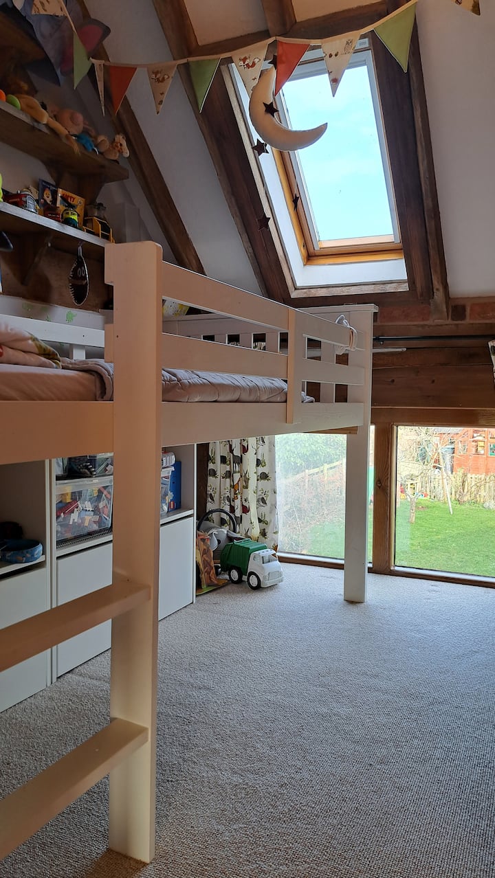 Спалня 3 единични легла в средата на спалното бельо