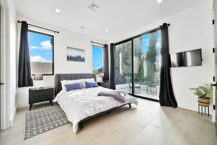 Svetlá spálňa s pohodlnou manželskou posteľou, príjemnou výzdobou a krásnym vonkajším výhľadom. Súkromný prístup na balkón ponúka bezproblémový vnútorný a vonkajší tok, ktorý je ideálny na oddych v útulnom, ale vzdušnom útočisku.