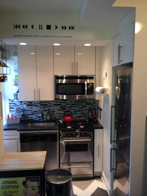 Full kitchen, dishwasher, large fridge and espresso machine.