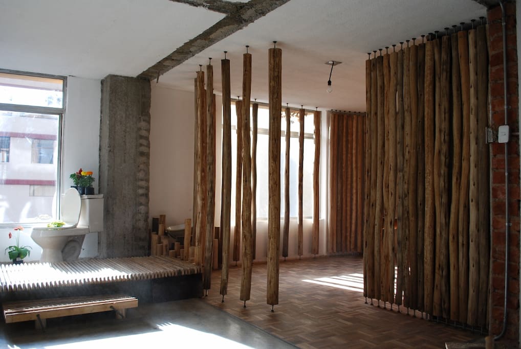 Vista del estudio y decoración del corredor y ventanales.