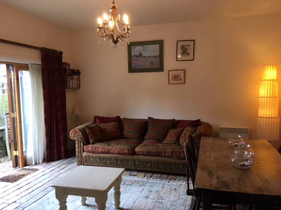 Lounge/Dining