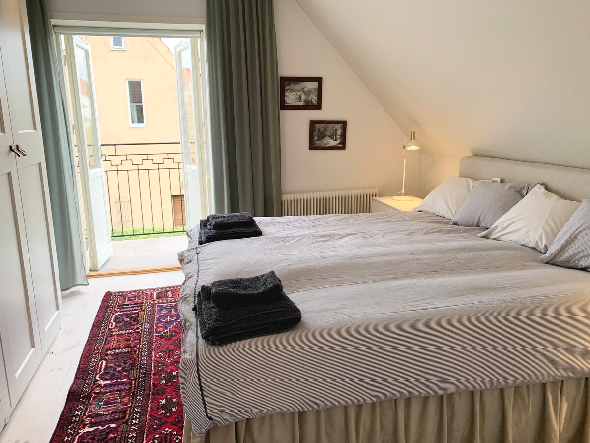 Спалня1: двойно легло (180 см) и просторен килер и изход към балкона