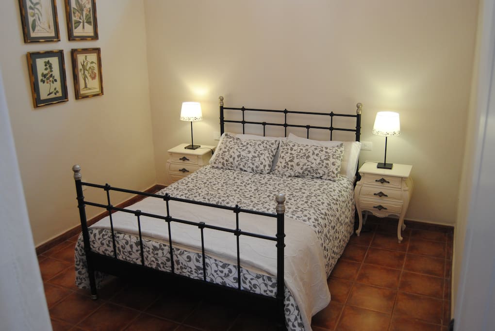 Dormitorio uno con cama doble
