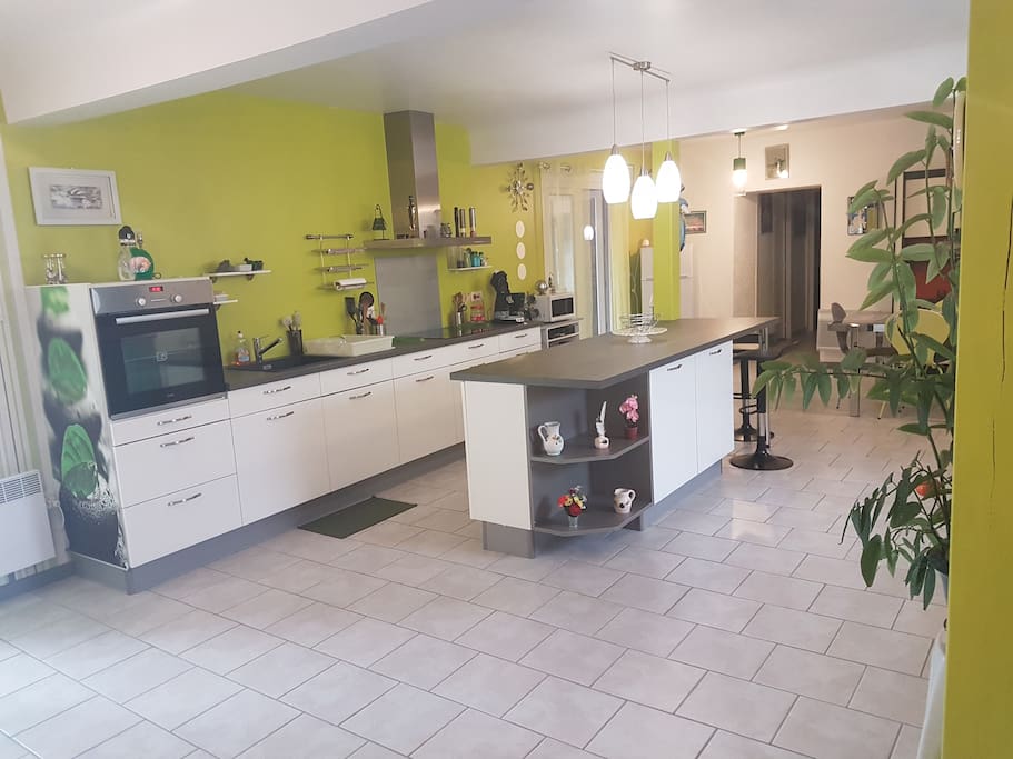 grande pièce de 90 m2 cuisine équipée salon salle à manger