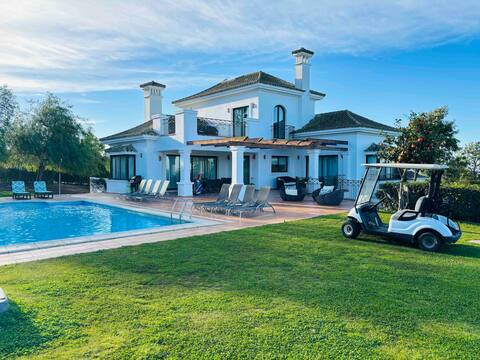 Luxurious 5 bedroom villa with private pool