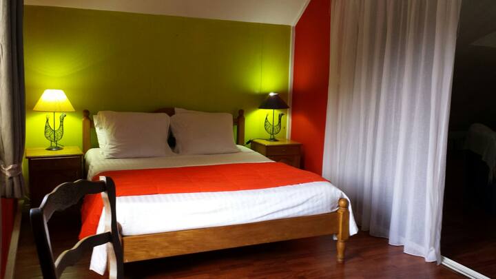 חדר קווין סייז ממוזג בקומה הראשונה עם נוף לים.