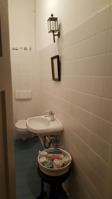Und das typisch schmal geschnittene Berliner WC.