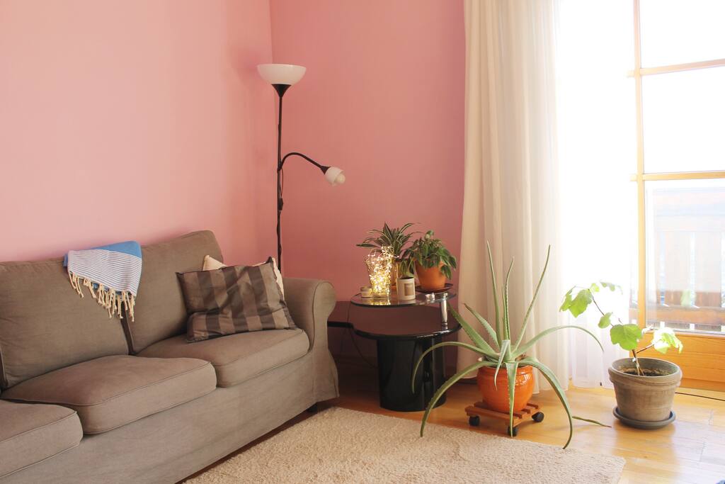 Helles Wohnzimmer.