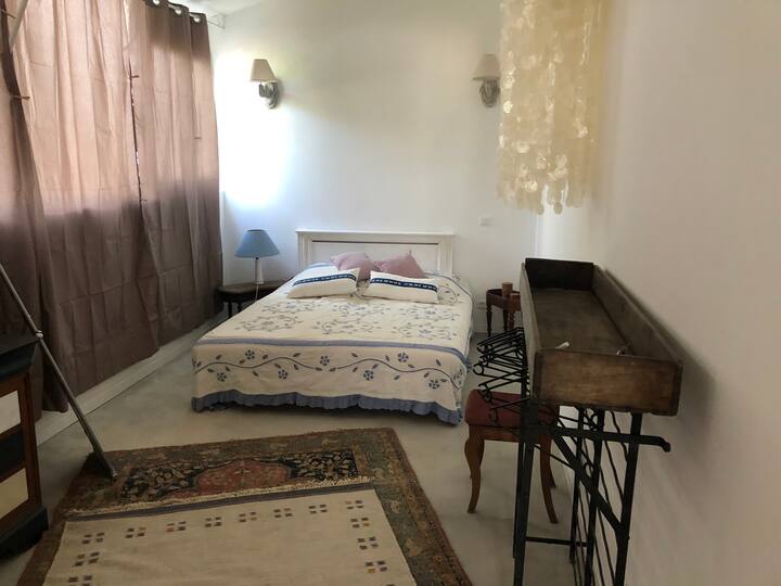 غرفة مكيفة لشخصين أو ثلاثة مع بي بي