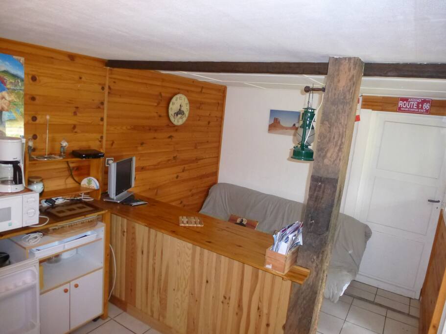 Petit séjour avec canapé lit / sofa bed for 2 guests