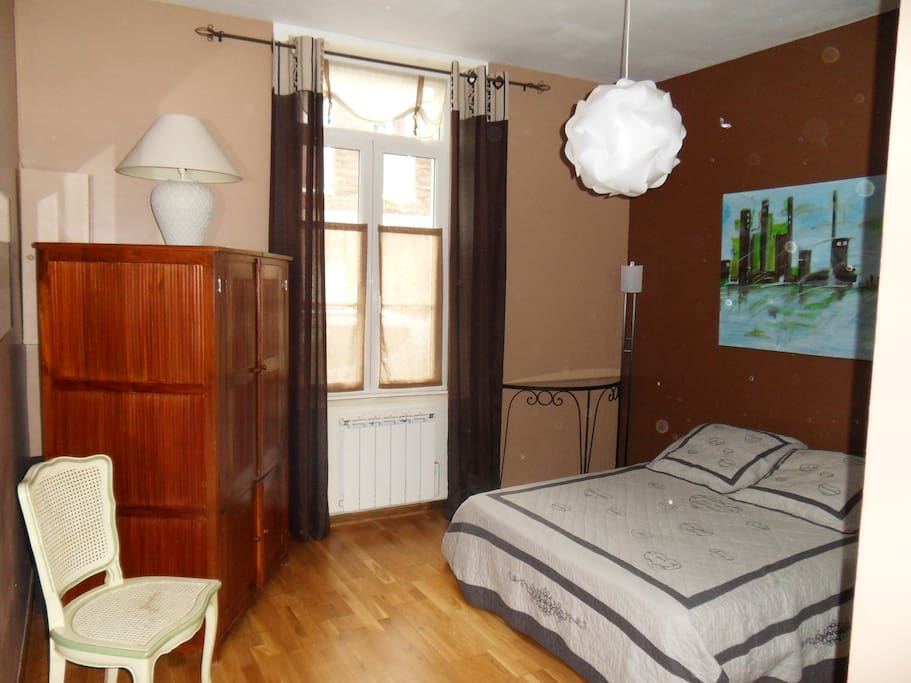 Chambre spacieuse, claire et fraiche l'été.