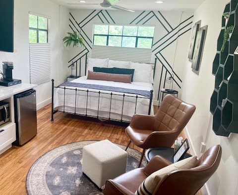 Top Airbnb: Near Pearl, DT, St Mary’s Strip| King Bed Walkable in Tobin Hill