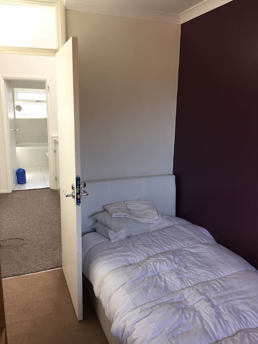 A view of of the single bedroom