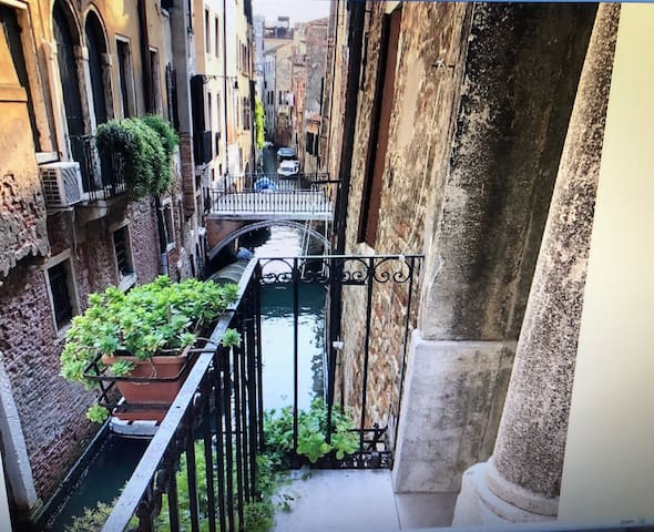 GEM IN VENICE in the heart of Venice on a canal