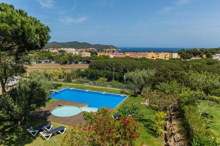 Magnífic house with pool by beach gallery image 4