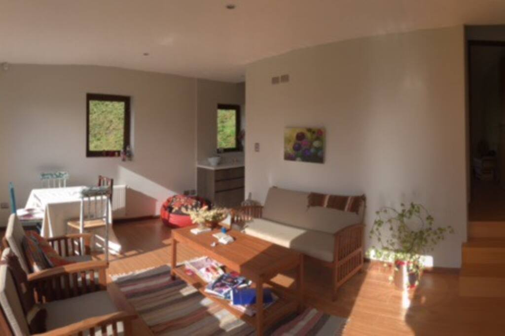 En 1er piso acogedor living comedor con cocina americana y pequeña pieza con cama nido