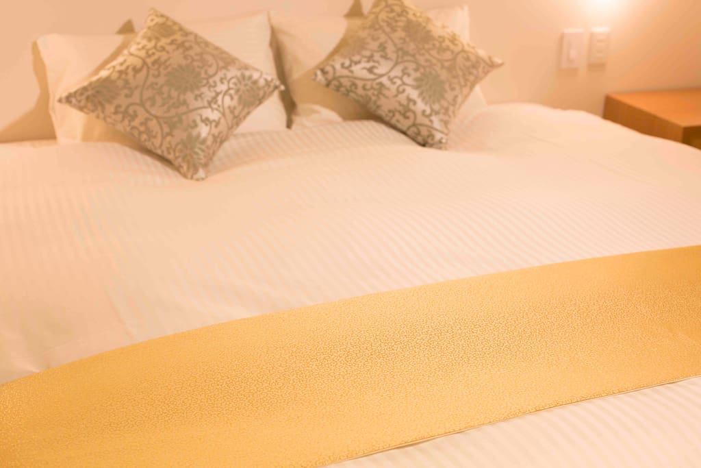 1 king bed on the 1st floor.