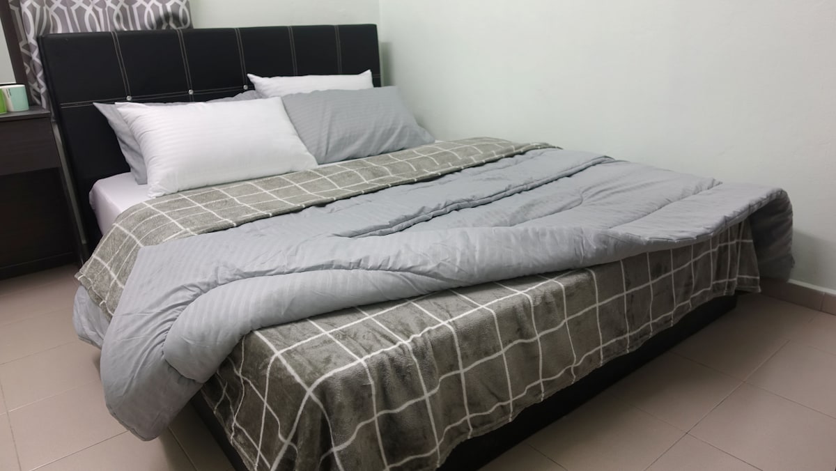 חדר 2 עם מיטת קווין סייז ומזגן