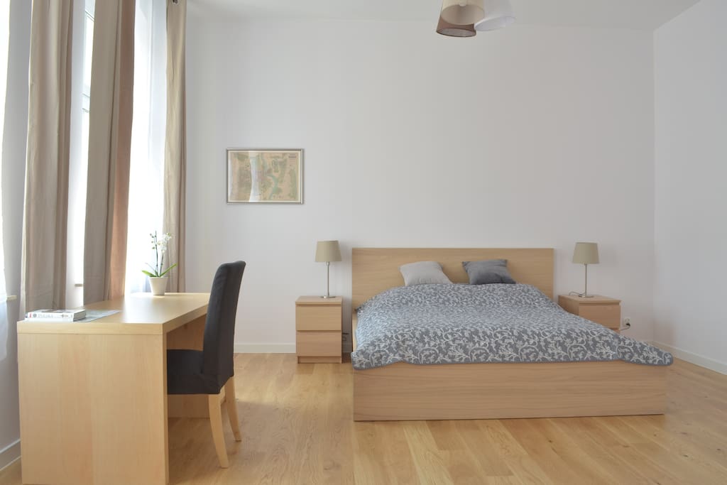 Bedroom with work space and king size bed 180x200 cm