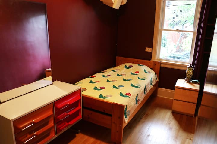 2. spavaća soba s bračnim krevetom. Prozor je okrenut prema zaštićenom stražnjem dvorištu.