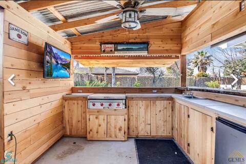 5 Bdrm Bakersfield Outdoor Oasis: Central Location