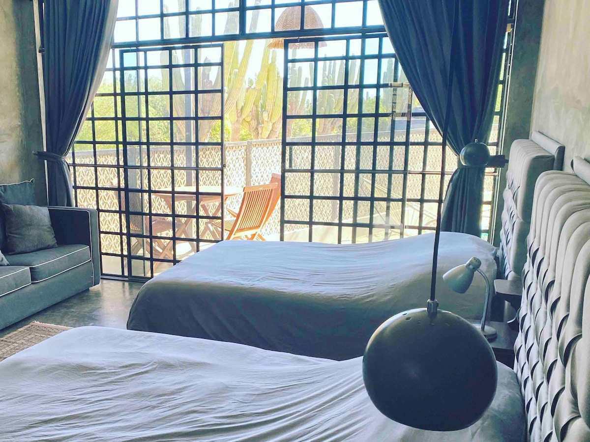 2 veľké manželské postele a rozkladacia pohovka 