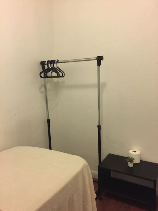 Portable clothing rack