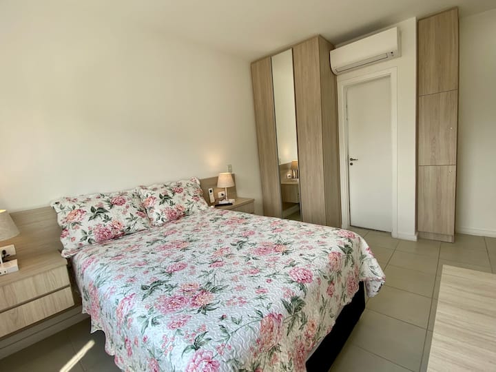 Apartmán zvýrazňujúci šatník a klimatizáciu