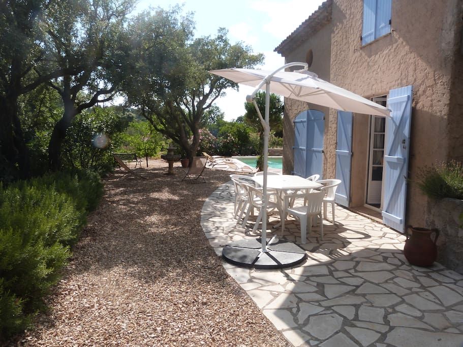 Terrasse pour petit déjeuner ou diner avec la vue sur la mer