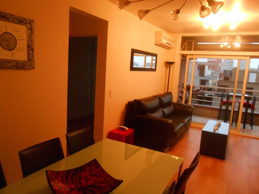 Living comedor con LCD, aire acondicionado, mesa para seis comensales / Living room with LCD TV, air conditioning, table for six people