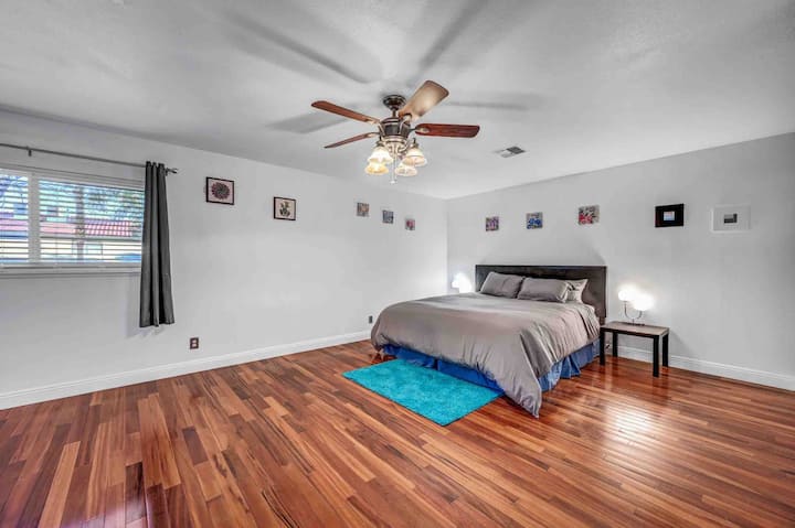 主卧（楼上）加大双人床