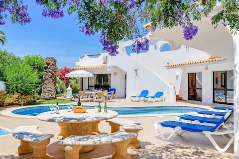 Top Airbnb: Beautiful 4 bed villa with heated pool and gardens in Guia