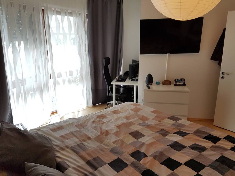 Schlafzimmer 1