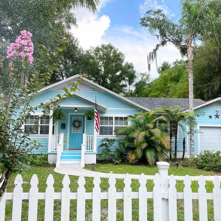 The Little Blue Bungalow,1940's Schoolhouse, Pets - Bungalows for Rent in  Mount Dora, Florida, United States - Airbnb