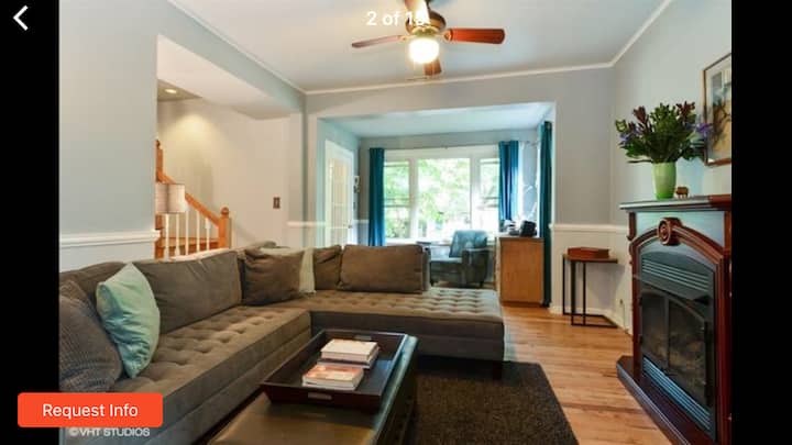 Bright 3 Bedroom 2 Bath
Beach / Ryan Field Close - Northwestern University, Evanston