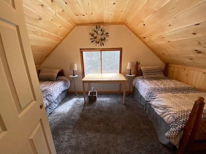 Dormitorio de arriba #4 con dos camas individuales.