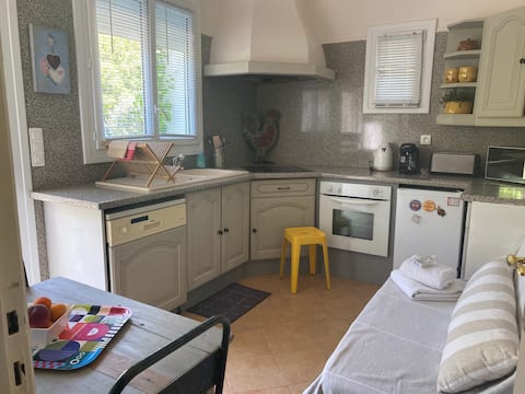 Popular Airbnb listing: Charming little quiet apartment in house in Saint Raphaël