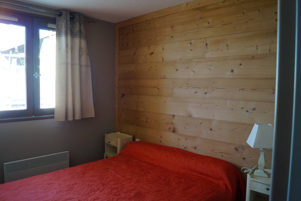 La chambre avec le lit double