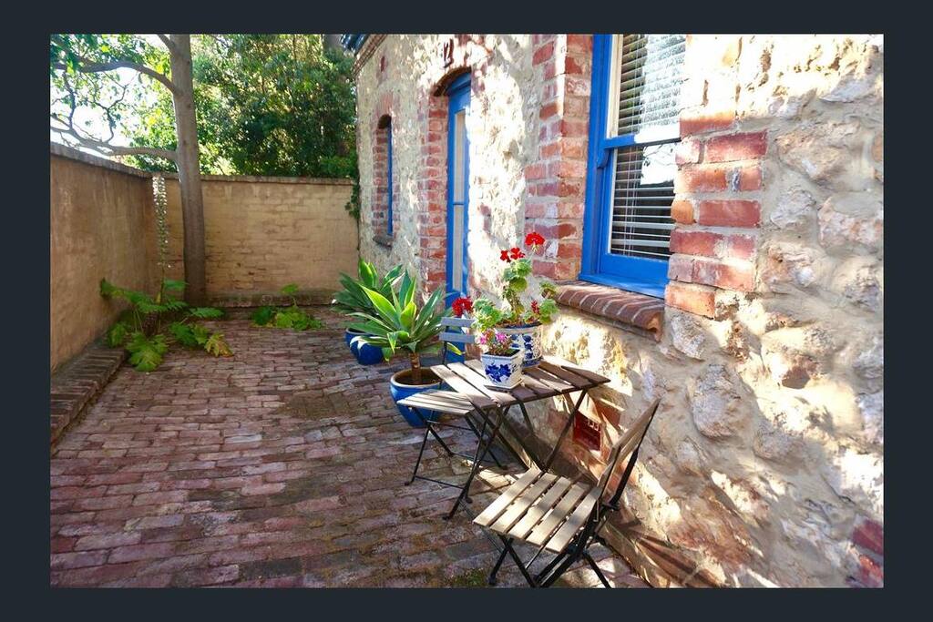 The front courtyard of Nectarine Cottage