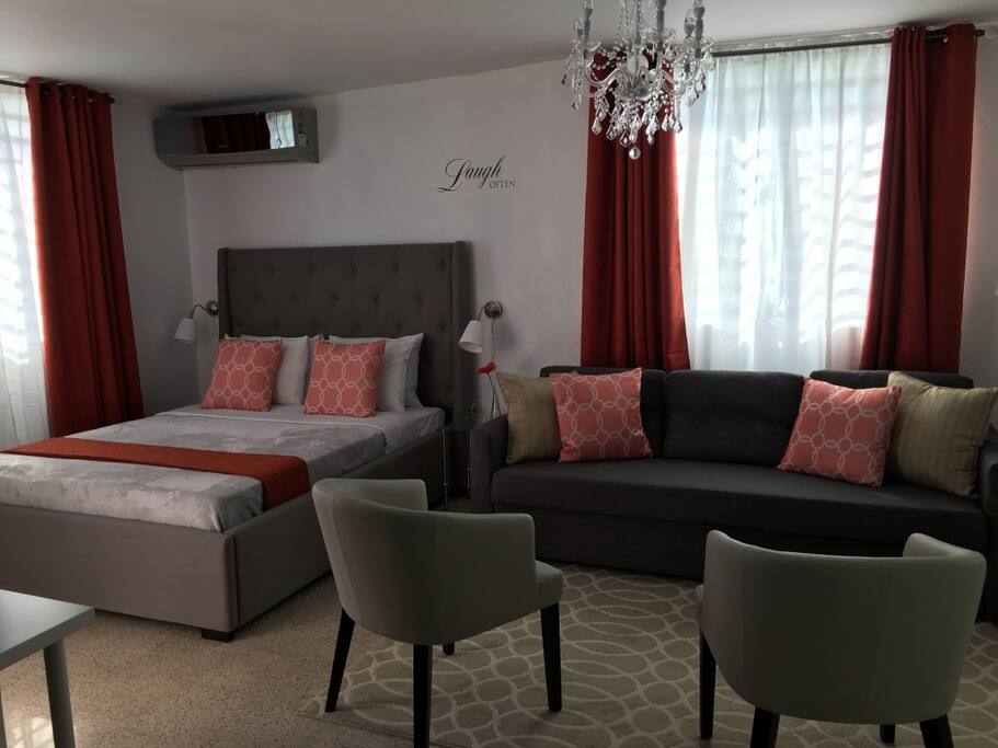 Cómoda distribución del espacio incluye una Elegante Cama Queen que marca el estilo del espacio.