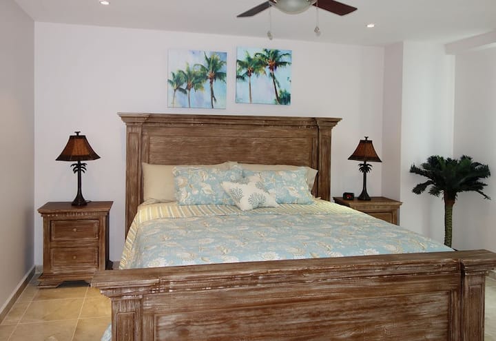 LUXURIOUS OCEAN-VIEW MASTER SUITE