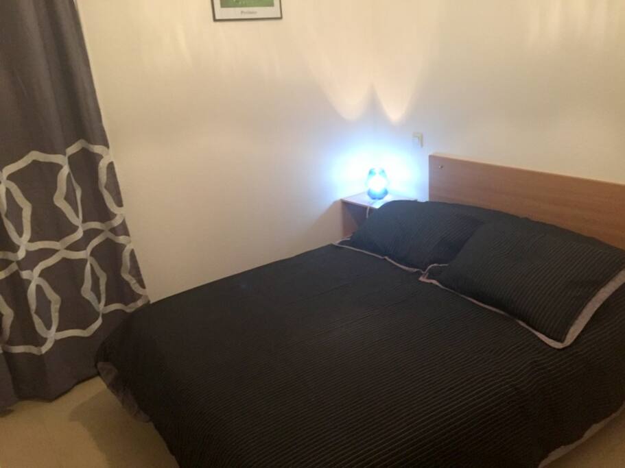 Chambre 1 avec lit double et télévision