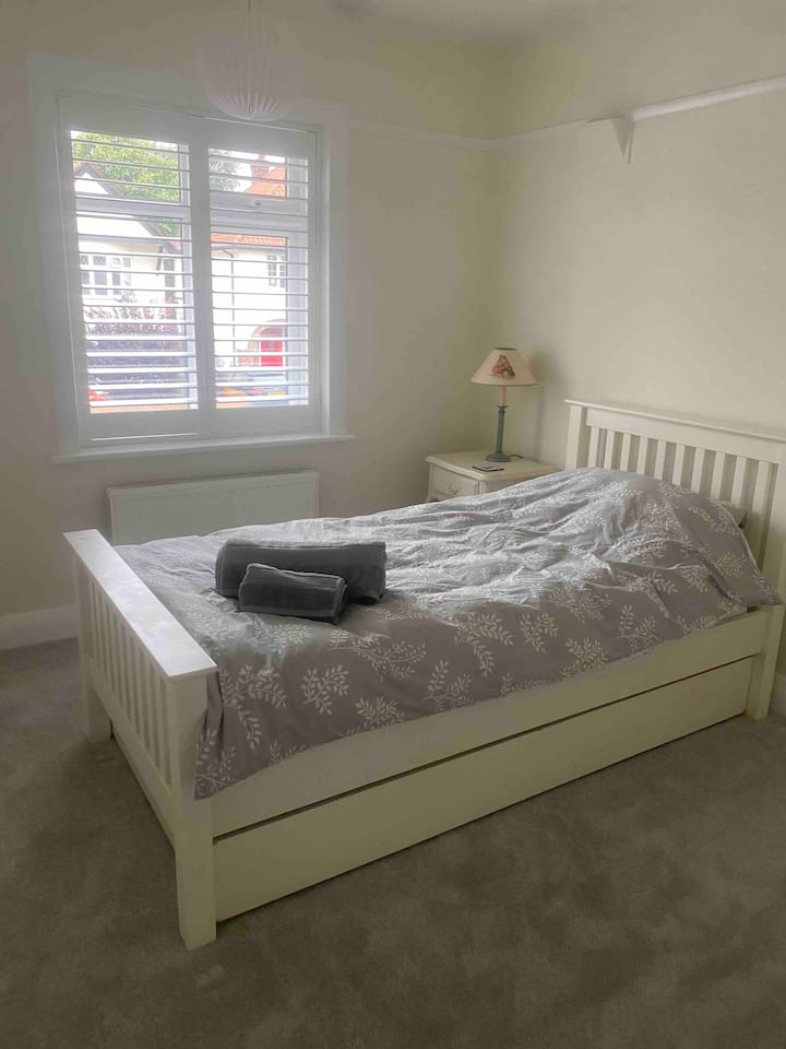 Vierde slaapkamer met eenpersoonsbed en met luiken in plantagestijl