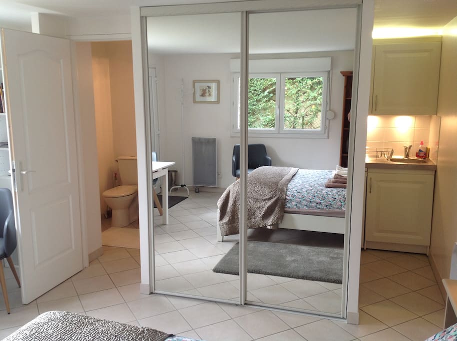 22 m² aménagés avec cuisine et salle de douche/wc séparées