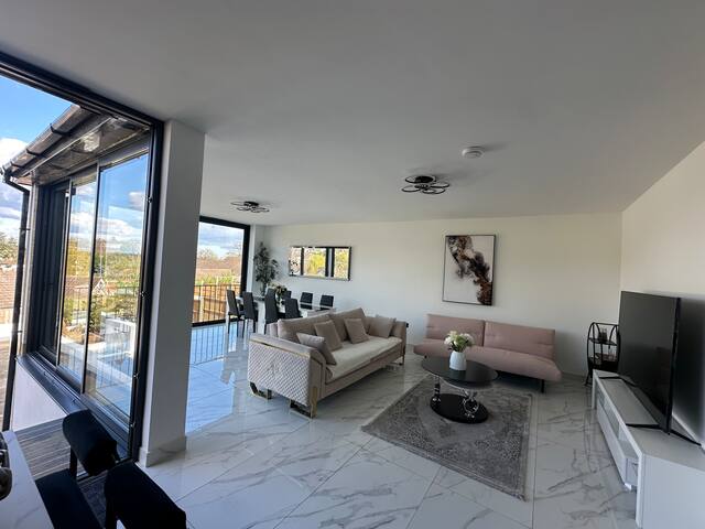 Luxurious & Elegant 6-Bed House gallery image 2