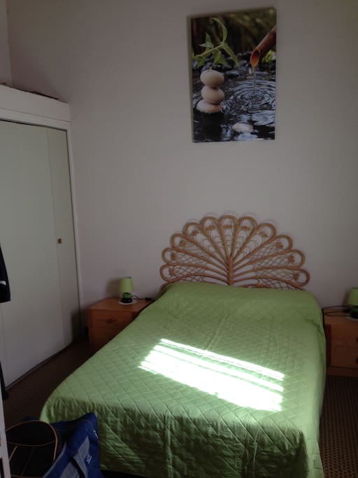 chambre avec lit 190/140 + placard encastré + une commode
