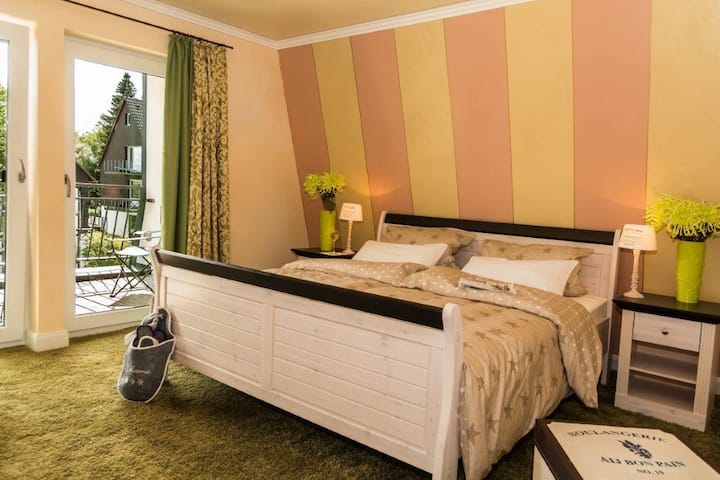 Bedroom with double bed, © Remax