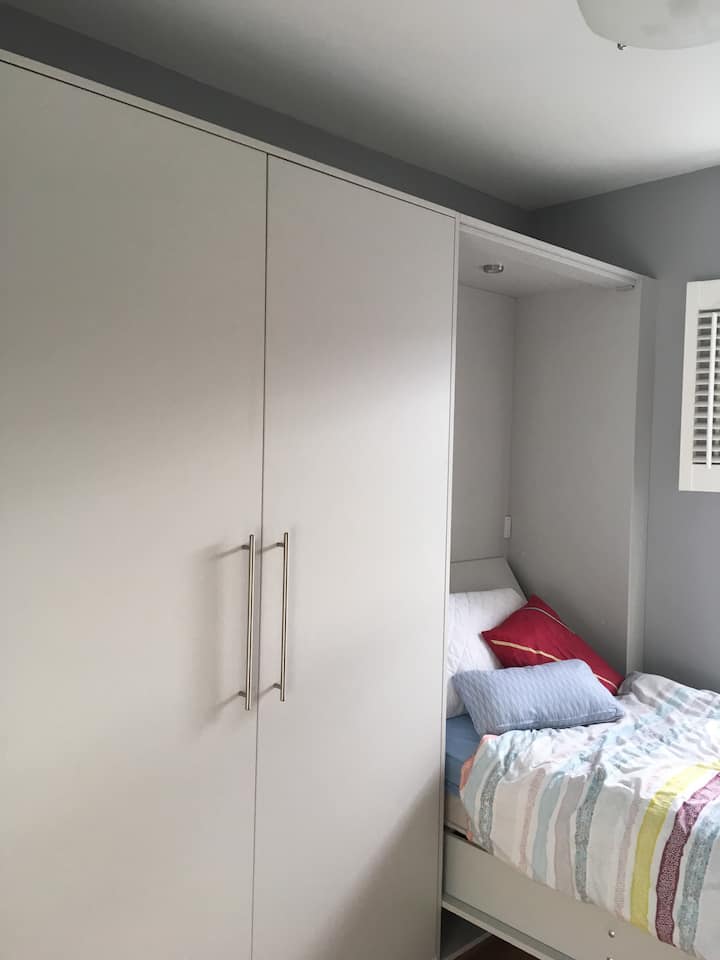 Na prízemí je jednolôžková spálňa.  Kúpeľňa je hneď vedľa. 